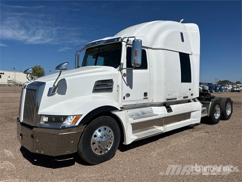 Western Star 5700XE 6x4 T/A Sleeper Truck Tractor Влекачи