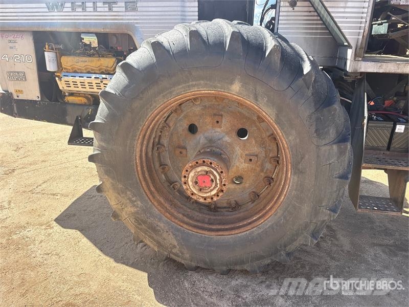 White 421-82002 4WD Tractor Traktory