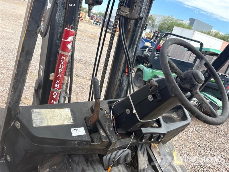 Yale GDP080LJNPBV085 Pneumatic Tire Forklift Forklift trucks - others