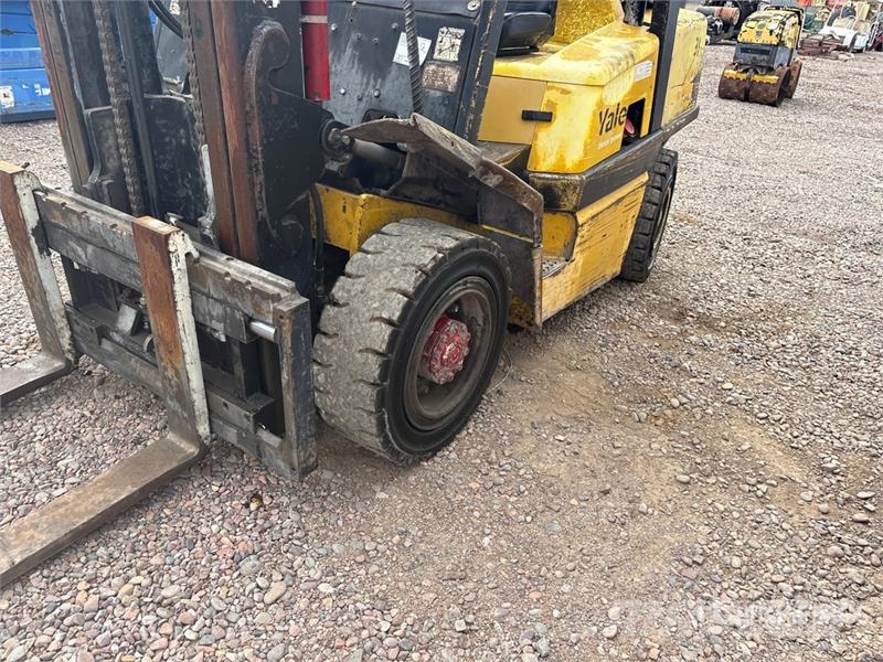 Yale GDP080LJNPBV085 Pneumatic Tire Forklift Forklift trucks - others