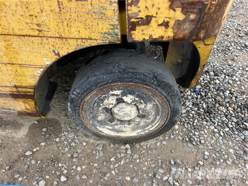 Yale GLP040 3850 lb Cushion Tire Forklift Інше