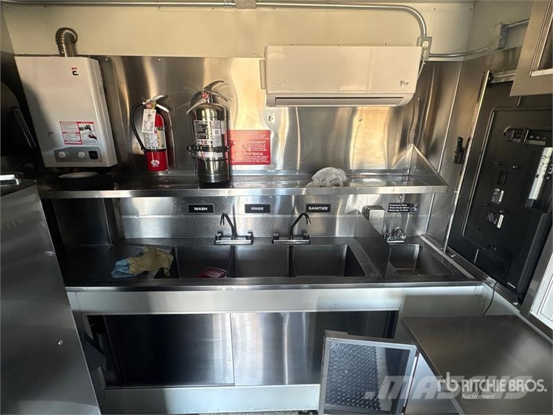 Zago 11 ft T/A Food Concession Trailer مقطورات أخرى