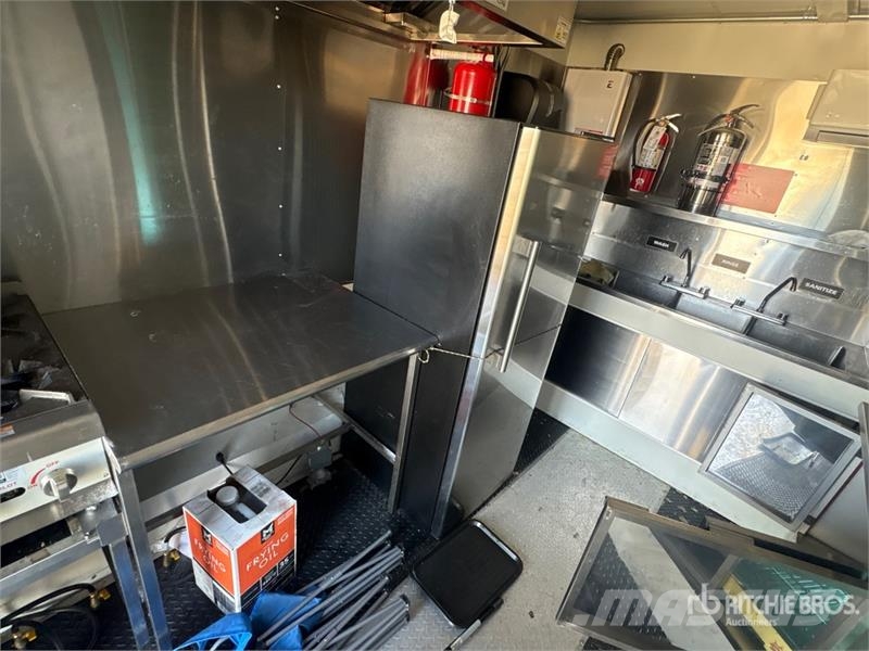 Zago 11 ft T/A Food Concession Trailer مقطورات أخرى