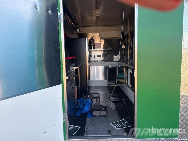 Zago 11 ft T/A Food Concession Trailer مقطورات أخرى
