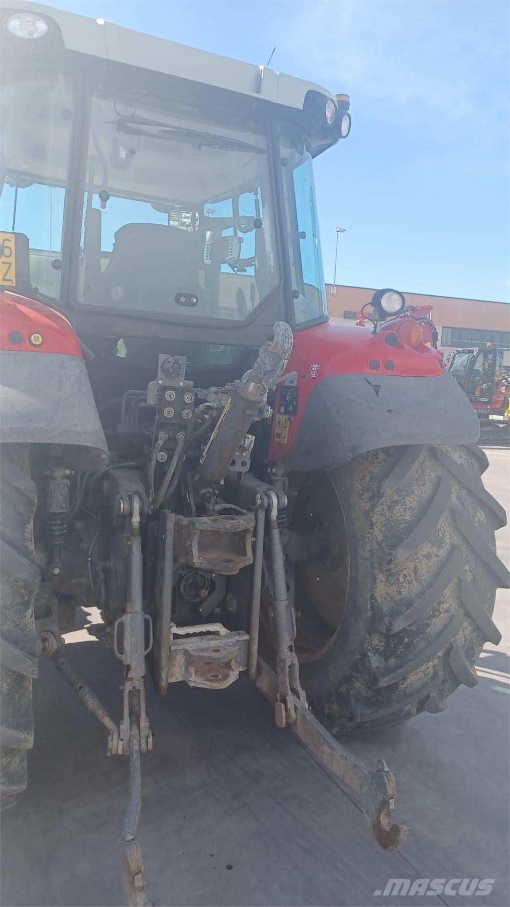 Massey Ferguson 5712S Traktoren