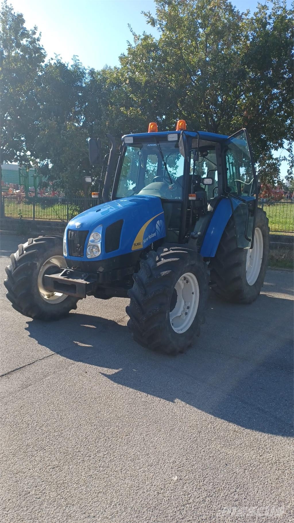 New Holland TL100A الجرارات