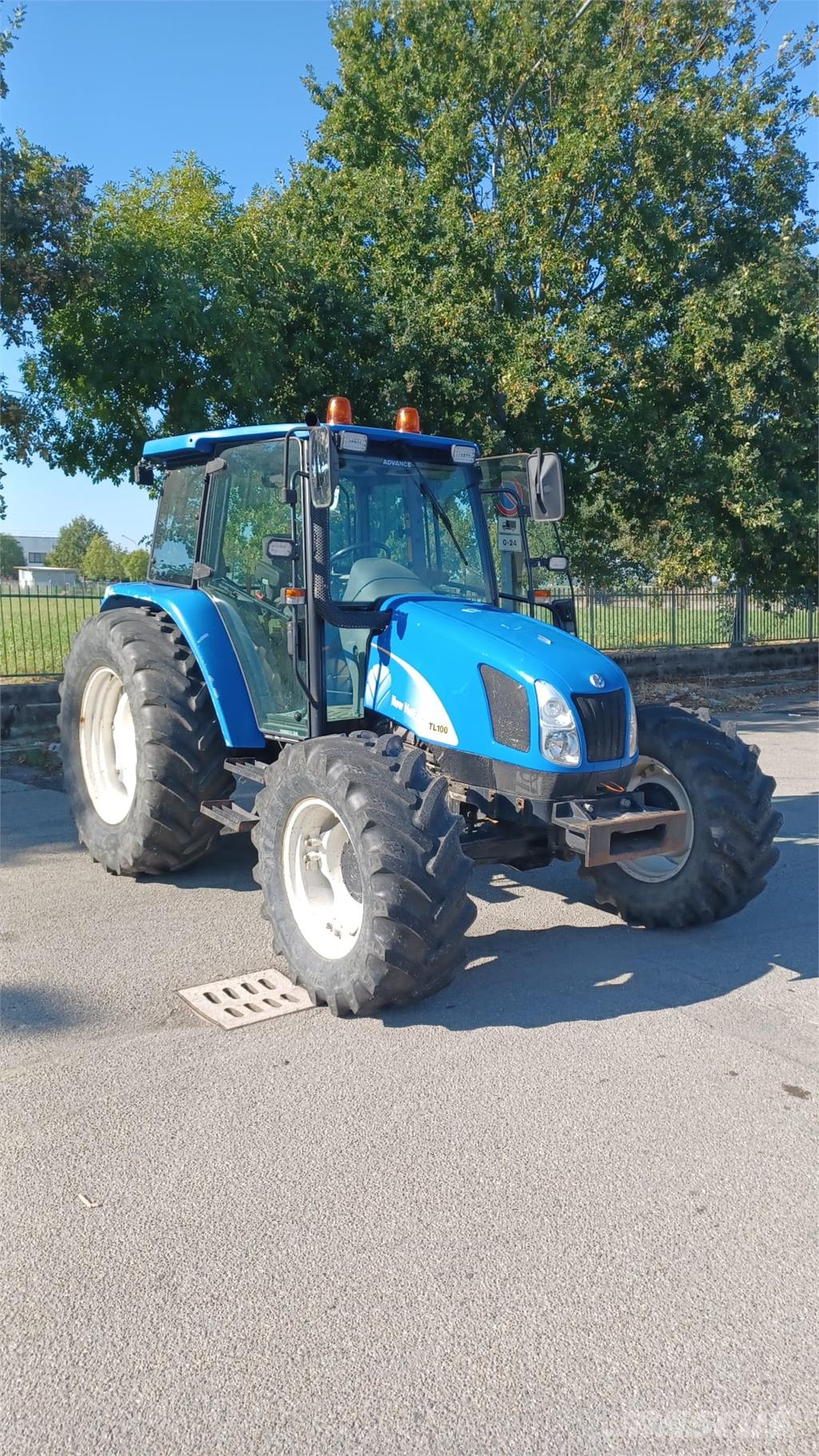 New Holland TL100A الجرارات