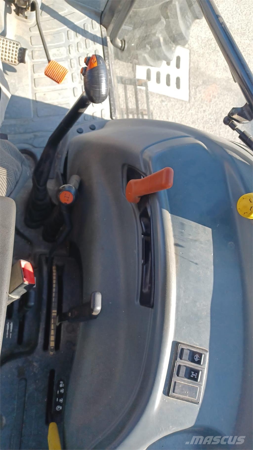 New Holland TL100A الجرارات