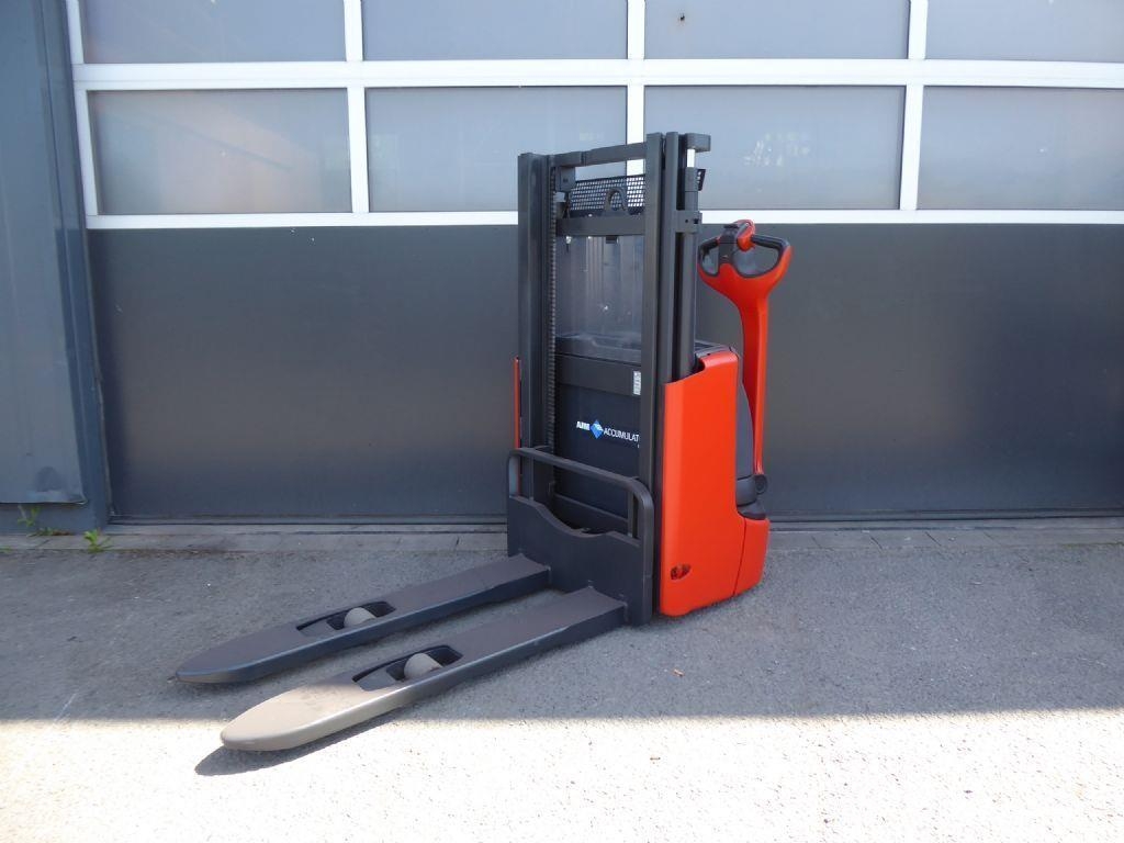 Linde L12 Pedestrian stackers