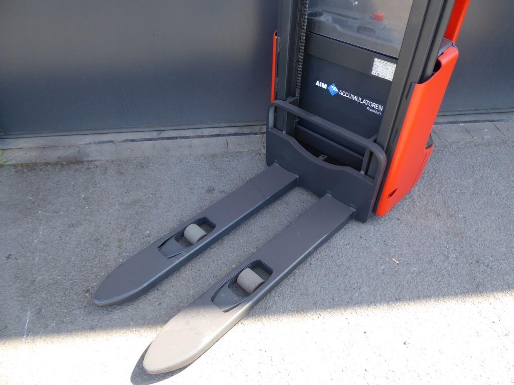Linde L12 Pedestrian stackers