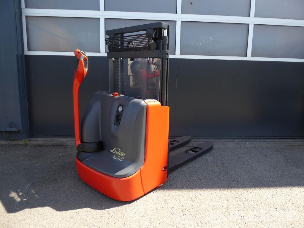 Linde L12 Pedestrian stackers