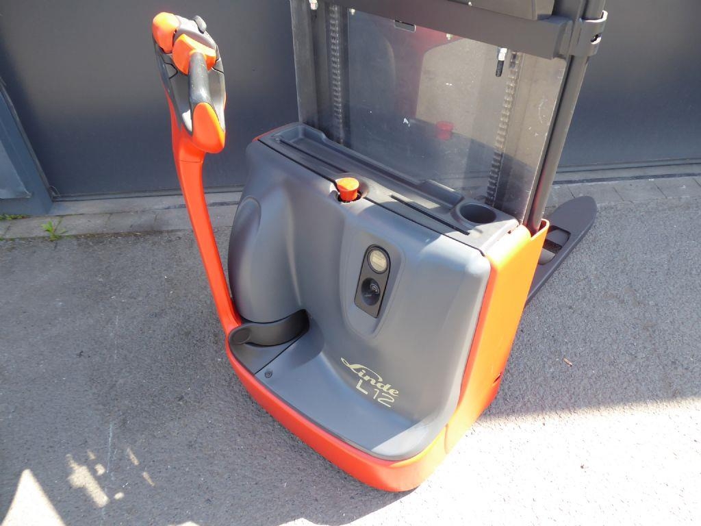 Linde L12 Pedestrian stackers