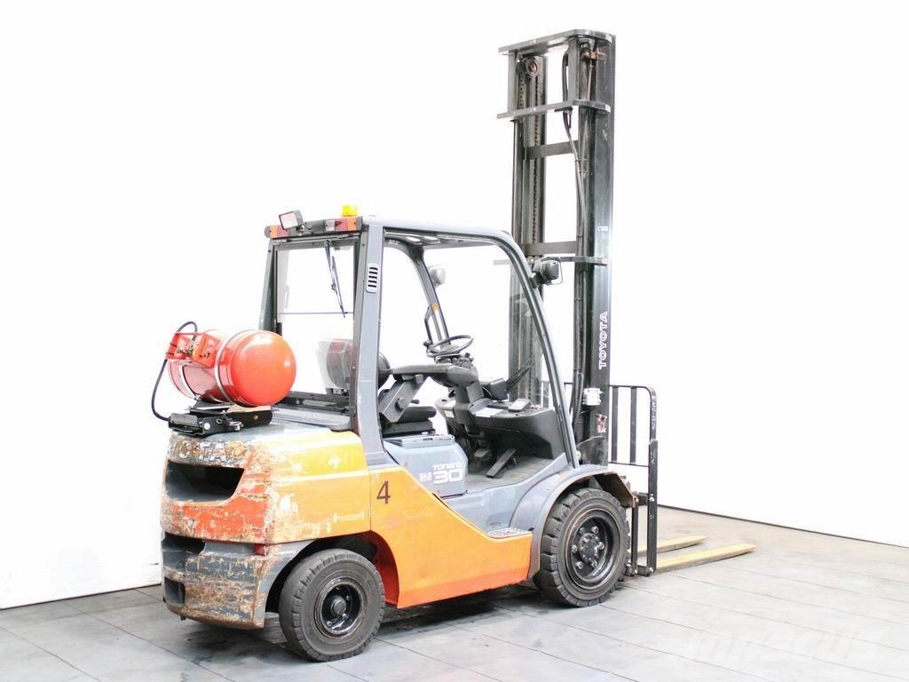Toyota 02-8 FGF 30 Περονοφόρα ανυψωτικά κλαρκ με φυσικό αέριο LPG