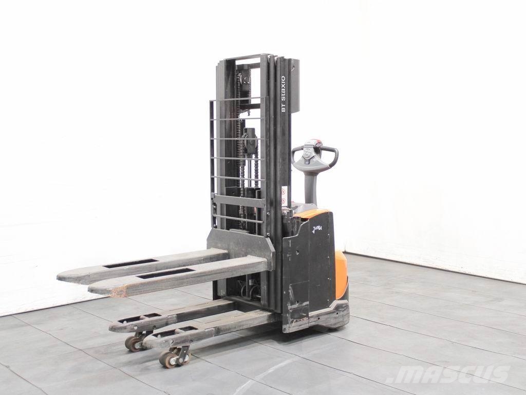 Toyota SWE 140L Pedestrian stackers