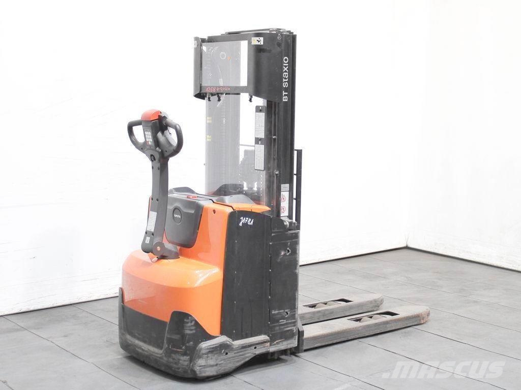 Toyota SWE 140L Pedestrian stackers