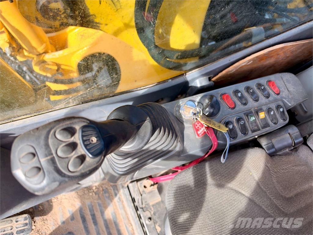 Komatsu PW148-8 2D Колёсные экскаваторы