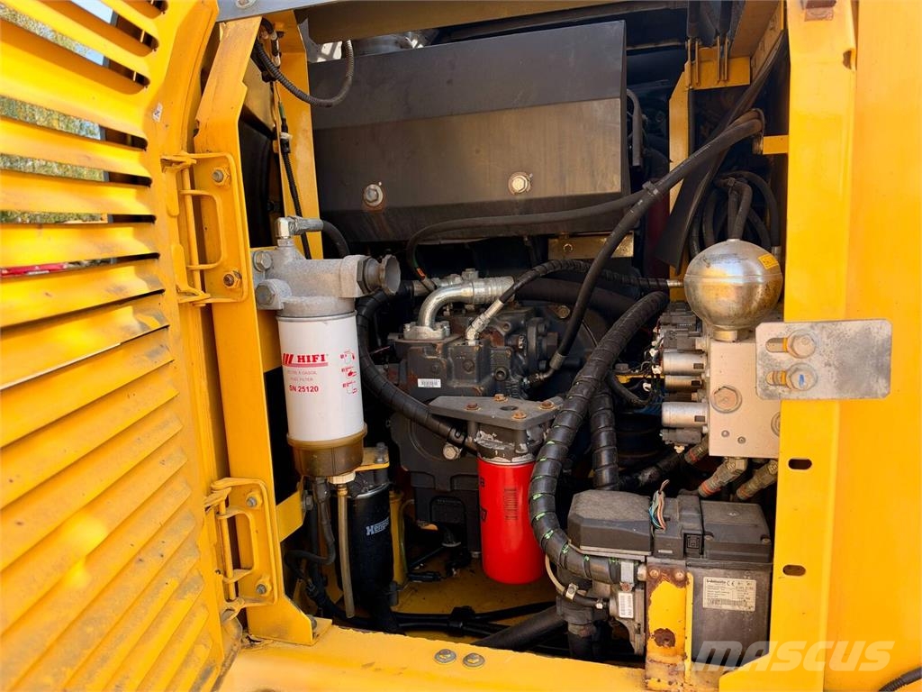 Komatsu PW148-8 2D Колёсные экскаваторы
