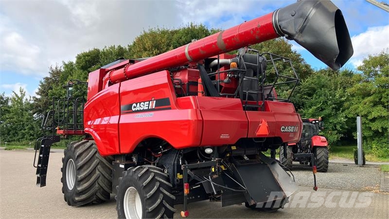 Case IH Axial Flow 9120 Med 30-fods skærebord og vogn. حصادات
