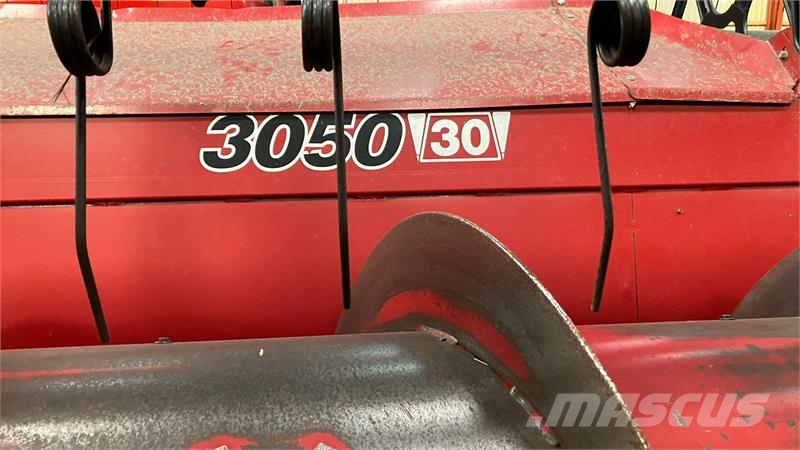 Case IH Axial Flow 9120 Med 30-fods skærebord og vogn. حصادات
