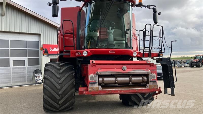 Case IH Axial Flow 9120 Med 30-fods skærebord og vogn. حصادات