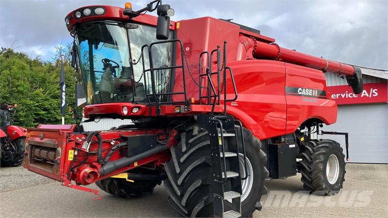 Case IH Axial Flow 9120 Med 30-fods skærebord og vogn. حصادات