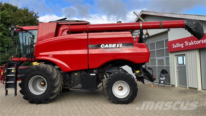 Case IH Axial Flow 9120 Med 30-fods skærebord og vogn. حصادات