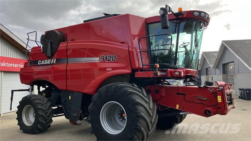 Case IH Axial Flow 9120 Med 30-fods skærebord og vogn. حصادات