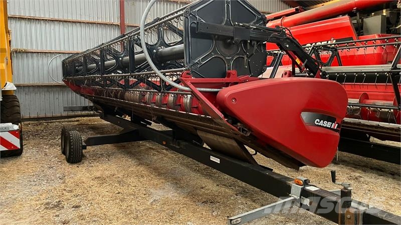 Case IH Axial Flow 9120 Med 30-fods skærebord og vogn. حصادات
