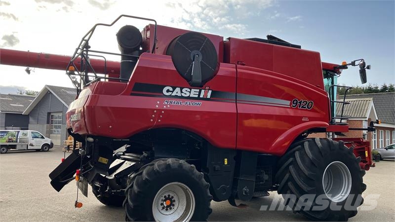 Case IH Axial Flow 9120 Med 30-fods skærebord og vogn. حصادات
