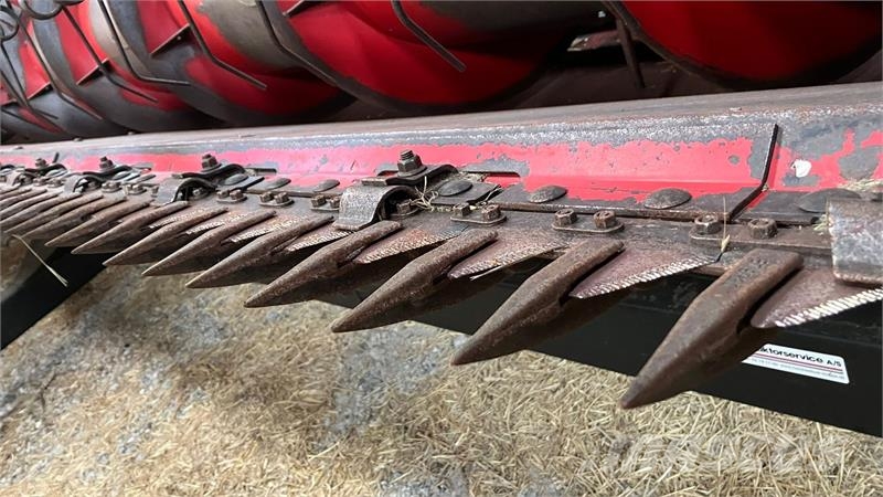 Case IH Axial Flow 9120 Med 30-fods skærebord og vogn. حصادات