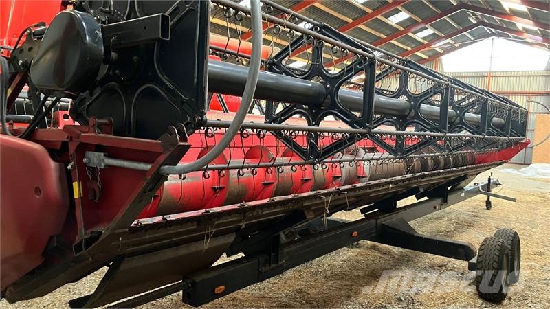 Case IH Axial Flow 9120 Med 30-fods skærebord og vogn. حصادات
