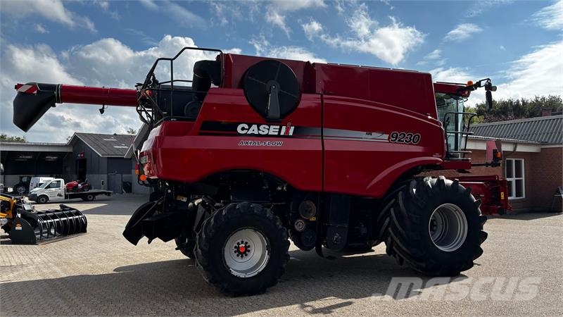 Case IH Axial Flow 9230 Inkl. 30 fods skærebord og vogn. H حصادات