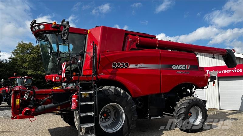 Case IH Axial Flow 9230 Inkl. 30 fods skærebord og vogn. H حصادات