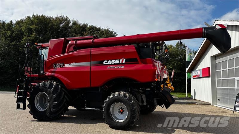 Case IH Axial Flow 9230 Inkl. 30 fods skærebord og vogn. H حصادات