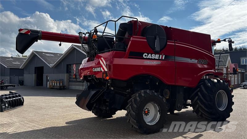 Case IH Axial Flow 9230 Inkl. 30 fods skærebord og vogn. H حصادات