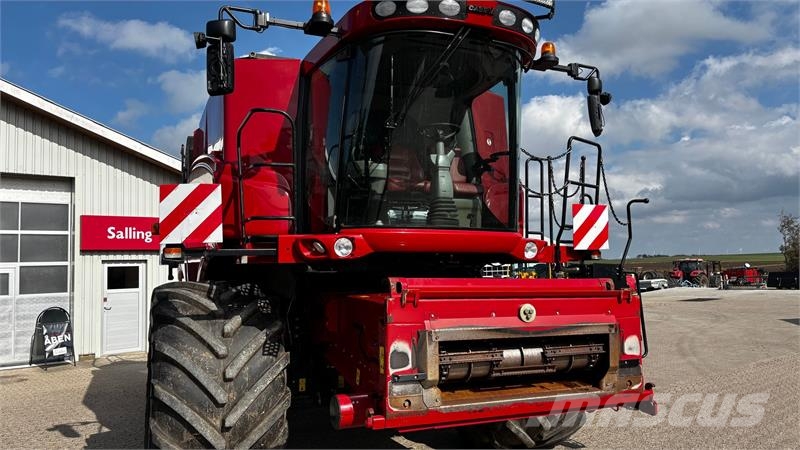 Case IH Axial Flow 9230 Inkl. 30 fods skærebord og vogn. H حصادات