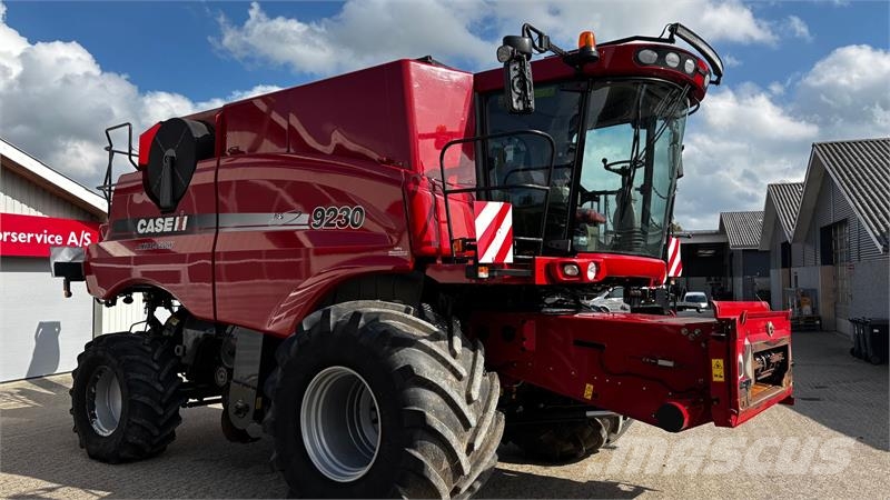 Case IH Axial Flow 9230 Inkl. 30 fods skærebord og vogn. H حصادات