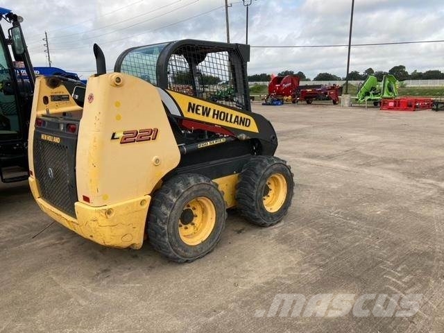 New Holland L221 لوادر انزلاقية التوجيه