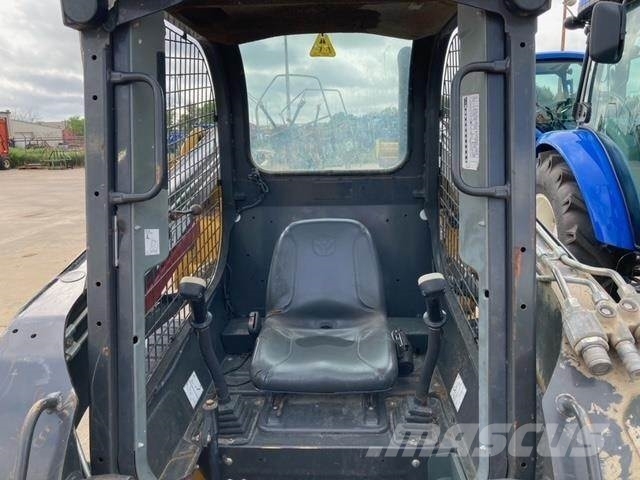 New Holland L221 لوادر انزلاقية التوجيه