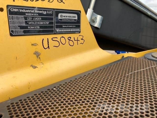 New Holland L221 لوادر انزلاقية التوجيه