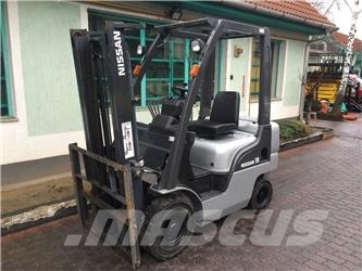 Nissan L01A-18JU V-2700 Gas Stapler