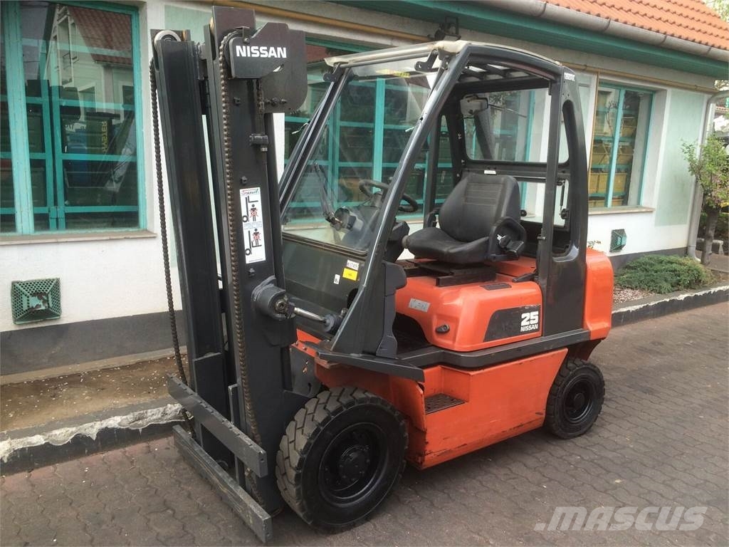 Nissan UD02-A25PQ V-2491 Gas Stapler