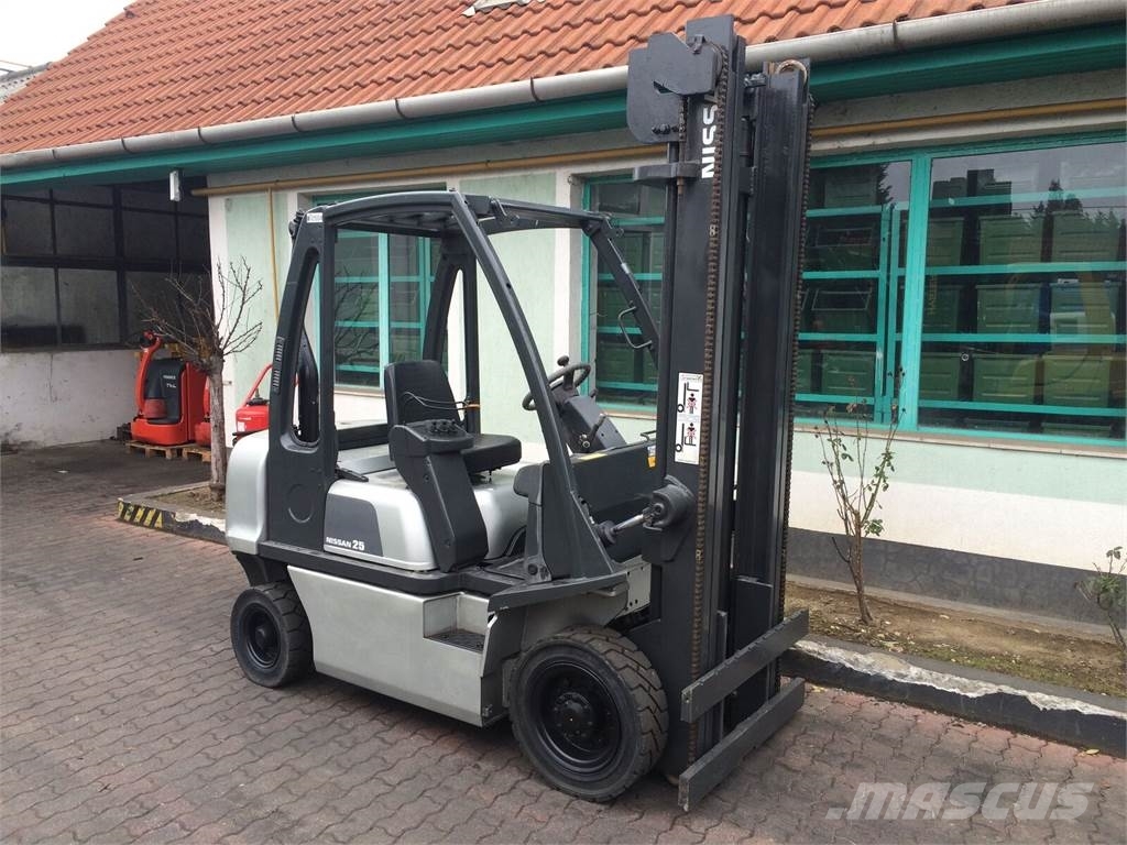 Nissan UD02-A25PQ V-2558 Gas Stapler