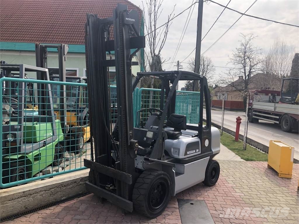 Nissan UG1D2-A30LQ V-3008 Gas Stapler