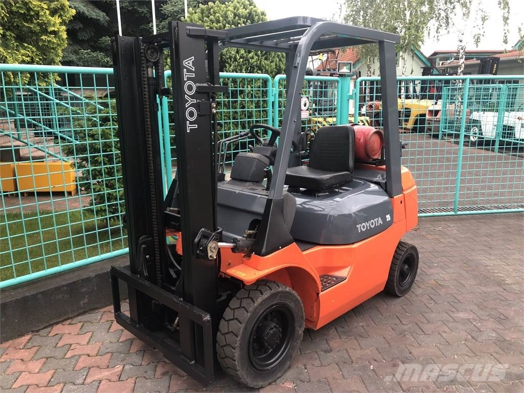 Toyota 7FGU25 V-3330 OL Nestekaasutrukit