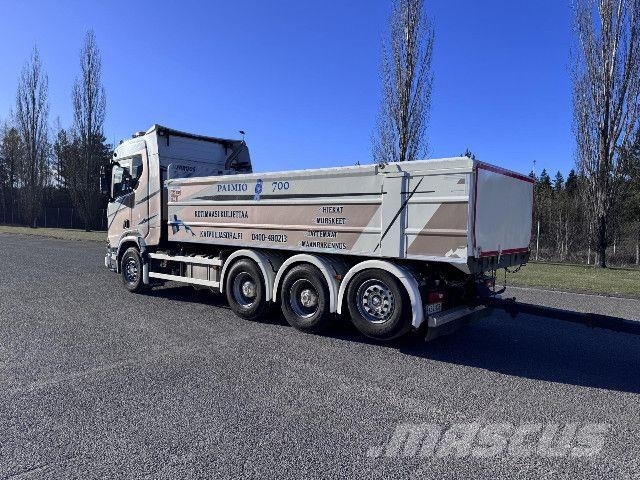 Scania R 590 B8x4*4NB + PerÃ¤vaunu Camiones con chasís y cabina