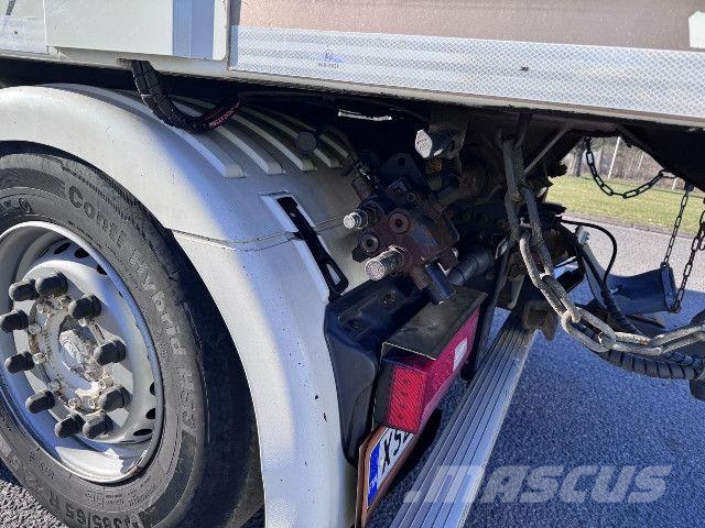Scania R 590 B8x4*4NB + PerÃ¤vaunu Camiones con chasís y cabina