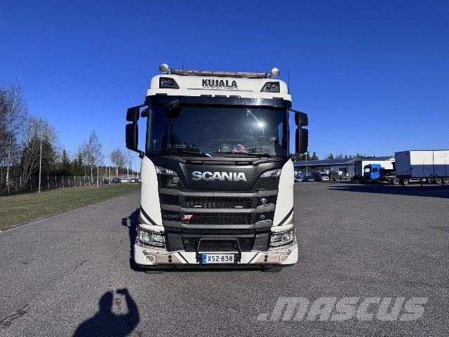 Scania R 590 B8x4*4NB + PerÃ¤vaunu Camiones con chasís y cabina