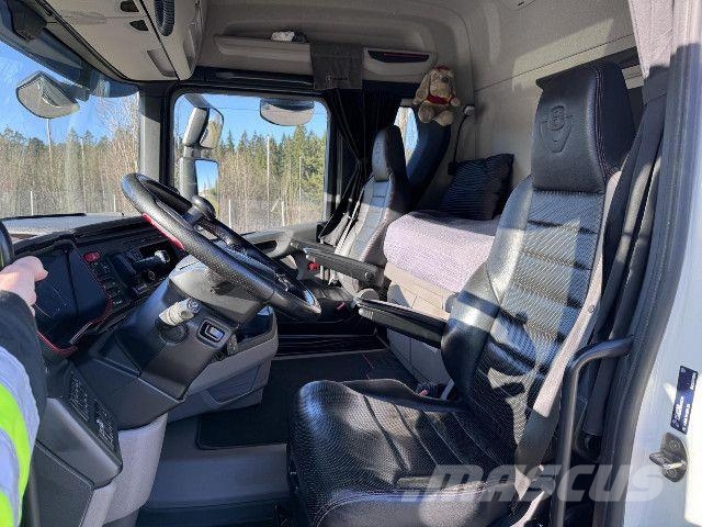 Scania R 590 B8x4*4NB + PerÃ¤vaunu Camiones con chasís y cabina