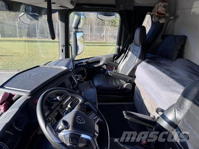 Scania R 590 B8x4*4NB + PerÃ¤vaunu Camiones con chasís y cabina